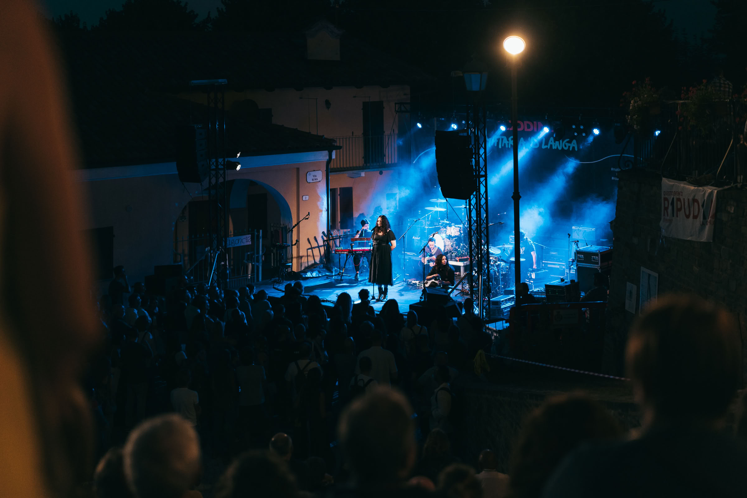 Palco all'aperto — pubblico e luce blu